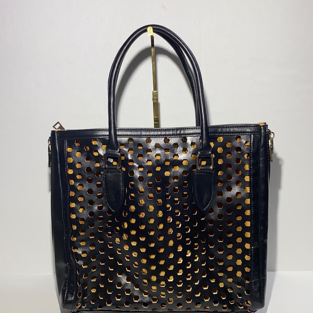 Courage. b  Cut Out with Snap in Gold Insert Shoulder Handbag Tote Purse